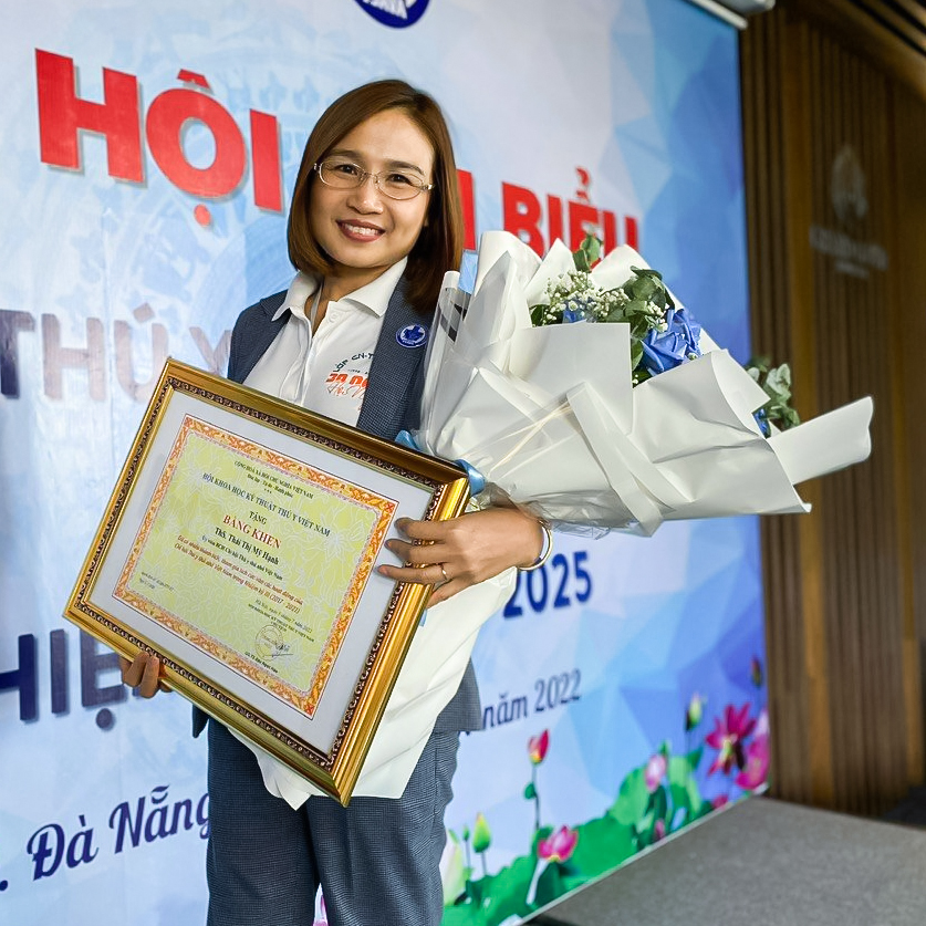 𝗧𝗵𝗦.𝗕𝗦 𝗧𝗵𝗮́𝗶 𝗧𝗵𝗶̣ 𝗠𝘆̃ 𝗛𝗮̣𝗻𝗵 nhận bằng khen thưởng của Chi hội Thú y thú nhỏ Việt Nam